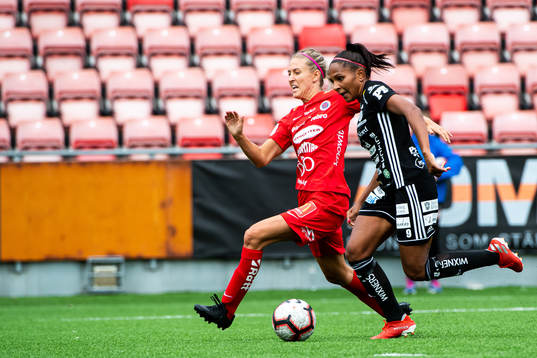 Örebros Emma Kullberg och Piteås Madelen Janogy