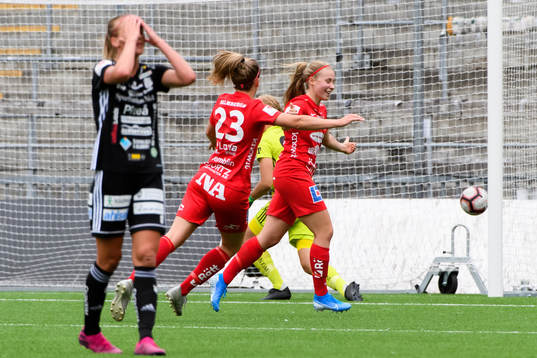 Piteås Julia Karlernäs deppar i förgrunden medan
