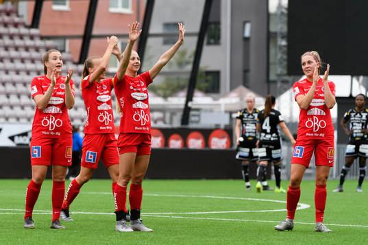 Örebros spelare jublar och tackar publiken