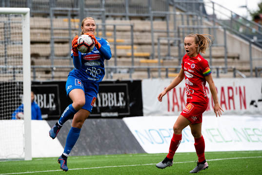 Örebros målvakt Danielle Rice och Frida Abrahamsson