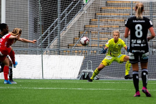 Piteås målvakt Cajsa Andersson ser på när Örebros