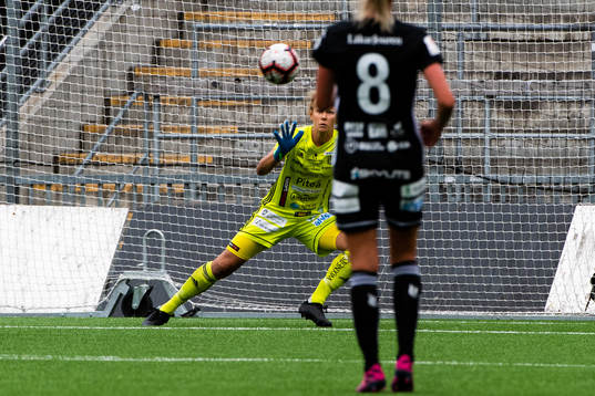 Piteås målvakt Cajsa Andersson ser på när Örebros
