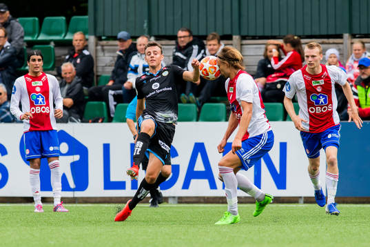 Adrian Berntsen of Sandnes Ulf and Jørgen Paulov Hammer of
