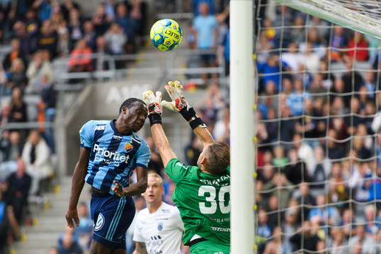 Djurgårdens Edward Chilufya oroar framför Sirius målvakt