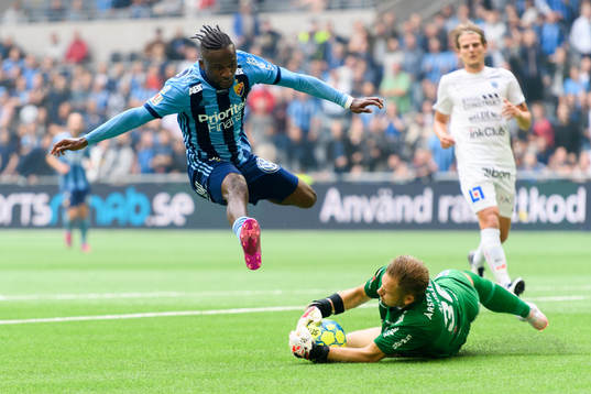 Djurgårdens Mohamed Buya Turay och Sirius målvakt John