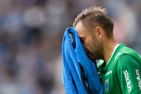 Sirius målvakt John Alvbåge deppar