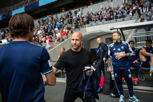 Sirius tränare Henrik Rydström hälsar på Djurgårdens