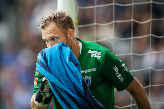 Sirius målvakt John Alvbåge deppar