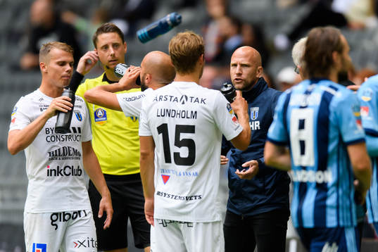 Sirius tränare Henrik Rydström pratar med spelarna i ett