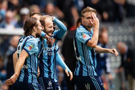 Djurgårdens Kevin Walker och Jonathan Ring jublar med