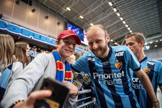 Djurgårdens Curtis Edwards  tar selfies med publiken