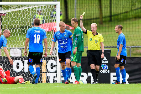 Dalkurds Simon Alexandersson tilldelas ett gult kort