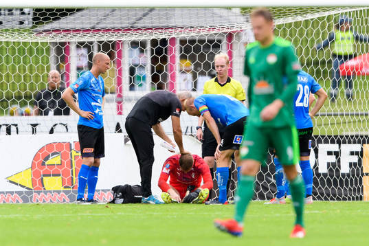 Halmstads målvakt Malkolm Nilsson sitter skadad