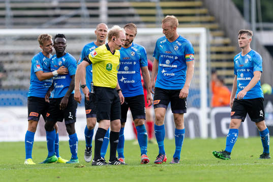 Domare Per Melin  ger Halmstads Thomas Boakye rött kort