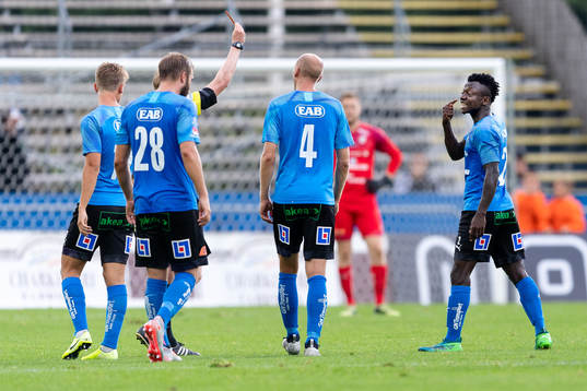 Halmstads Thomas Boakye får gult kort