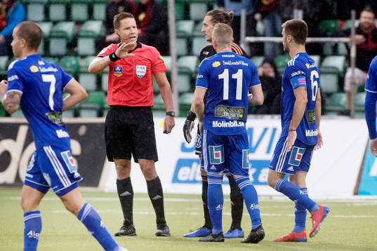 Martin Strömbergsson, domare och David Mitov Nilsson GIF