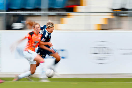 Linköpings Lina Hurtig i kamp om bollen med Kristianstads
