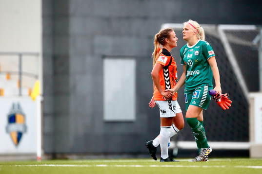 Kristianstads Maja Bodin och Linköpings målvakt Emma