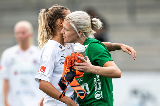 Rosengårds Nathalie Björn kramar om Eskilstunas målvakt