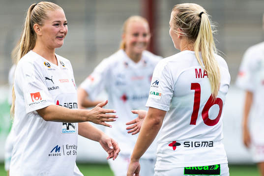 Rosengårds Lisa-Marie Utland och Hailie Mace jublar
