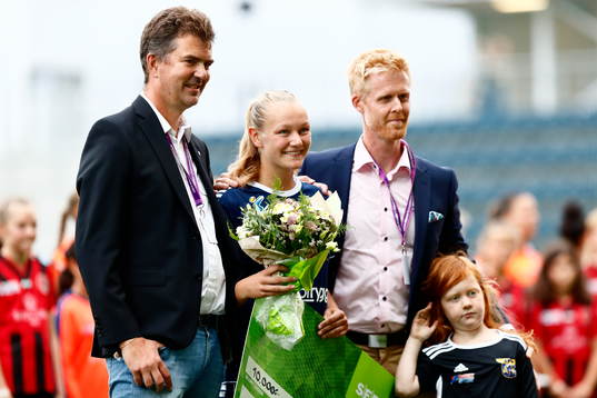 Linköpings Frida Leonardsen Maanum tar emot priset "Årets