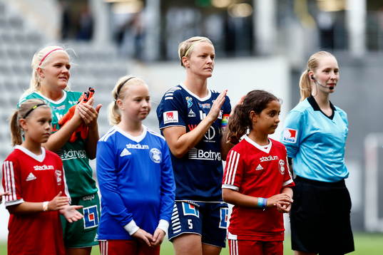 Linköpings Nilla Fischer (t h) och målvakt Emma Holmgren