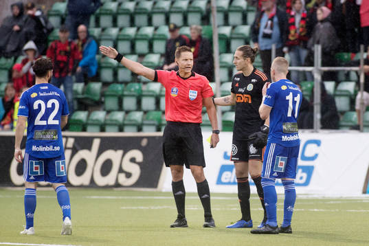 Martin Strömbergsson, domare och David Mitov Nilsson GIF