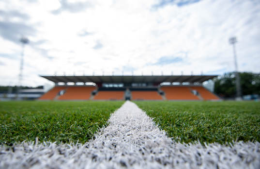 Konstgräs vid mittlinjen på Solid Park Arena