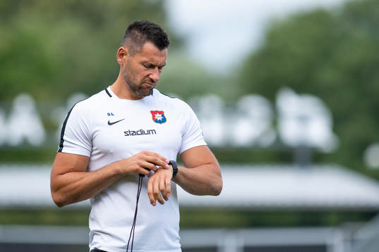 Örgrytes assisterande tränare Stojan Lukic kollar på