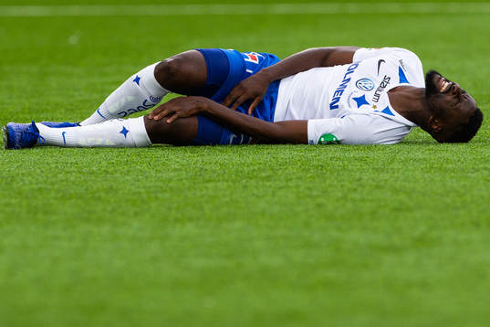 IFK Norrköpings Maic Sema ligger ner och tar sig mot benet