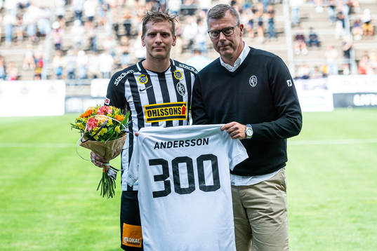 Landskronas Philip Andersson prisas av Landskronas vice