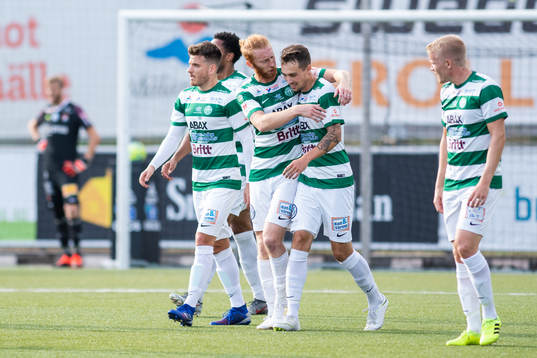 Västerås Filip Tronet jublar med lagkamrater
