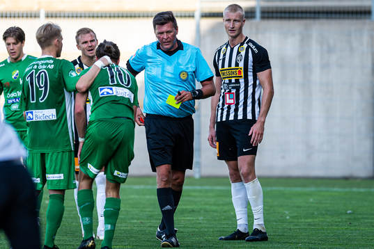 Landskronas Viktor Wihlstrand får sitt andra gula kort av