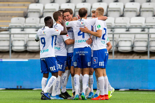 IFK Norrköpings Rasmus Lauritsen jublar med lagkamrater