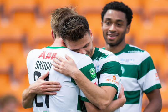 Västerås Emil Skogh jublar med lagkamrater
