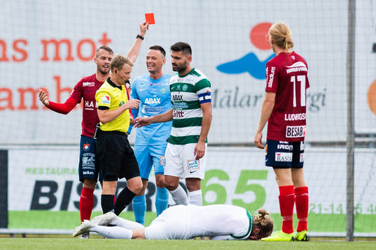 Örgrytes Simon Nilsson får rött kort av domare Fredrik