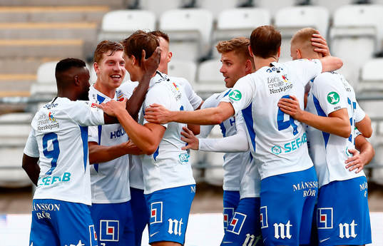 IFK Norrköpings Alexander Fransson kramar om och jublar