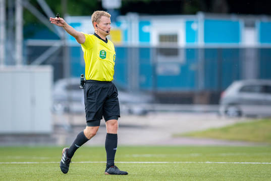 Domare Fredrik Klitte gestikulerar