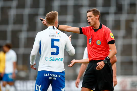 Domare Magnus Lindgren pratar med IFK Norrköpings
