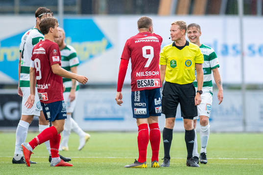 Örgrytes Simon Nilsson och Domare Fredrik Klitte