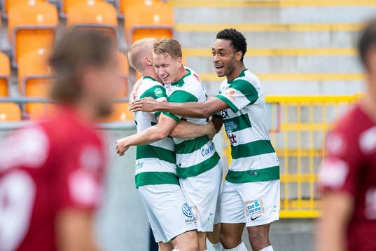 Västerås Brian Span och Emil Skogh jublar