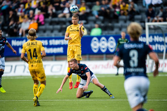 Marius Lode of Bodø/Glimt and Kristian Thorstvedt of Viking
