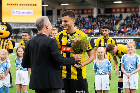 Häckens sportchef Sonny Karlsson delar ut blommor till