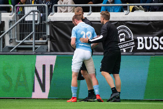 Malmö FFs Jo Inge Berget lämnar plan med lindat lår