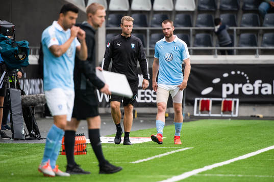 Malmö FFs Jo Inge Berget lämnar plan med lindat lår