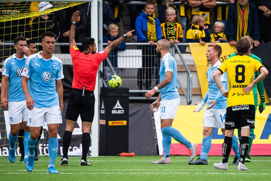 Domare Mohammed Al Hakim signalerar för straff till Malmö