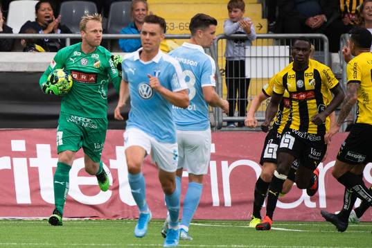 Häckens målvakt Peter Abrahamsson jublar