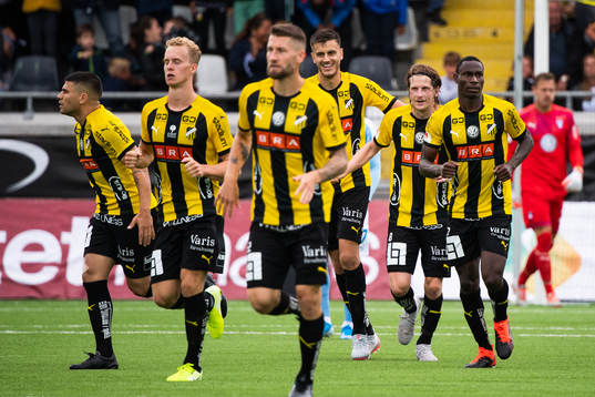 Häckens Alexander Jeremejeff jublar med Erik Friberg som