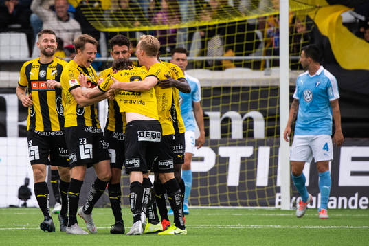Häckens spelare jublar