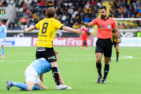 Häckens Erik Friberg reagerar mot domare Mohammed Al-Hakim
